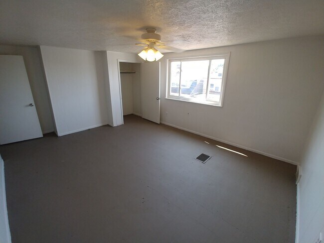 Building Photo - Updated Rental - Allentown