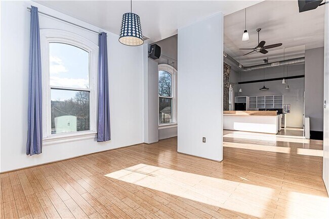 Building Photo - 114 Main St