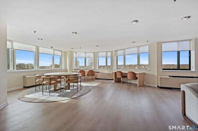 Building Photo - 25 Forest St