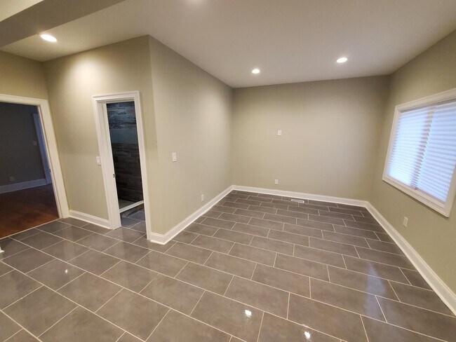 Building Photo - 2914 Hurlbut St