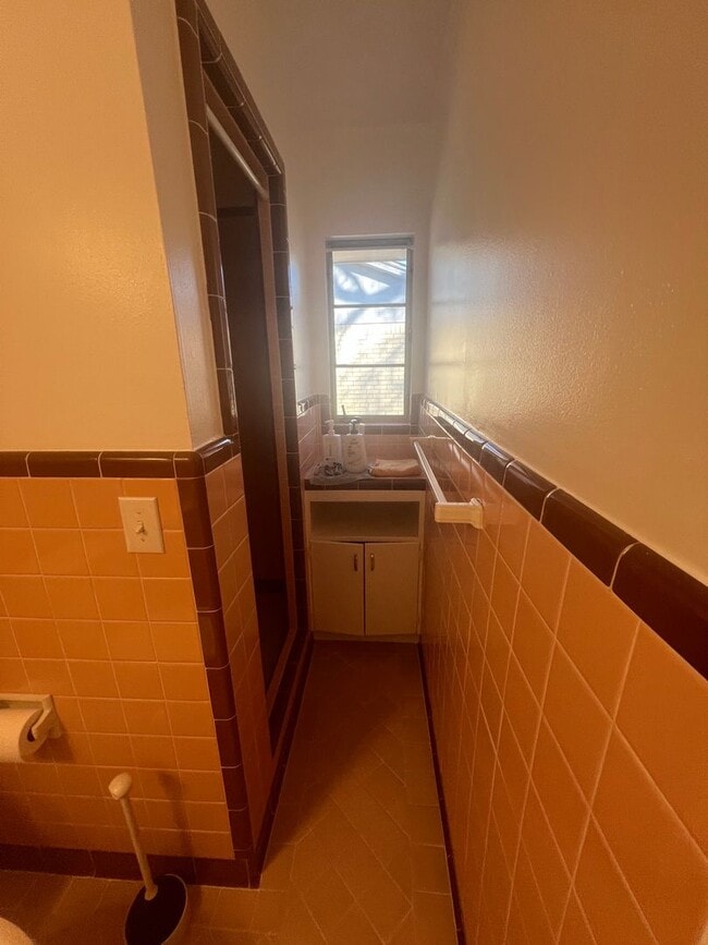 Building Photo - 1404 Melrose Dr