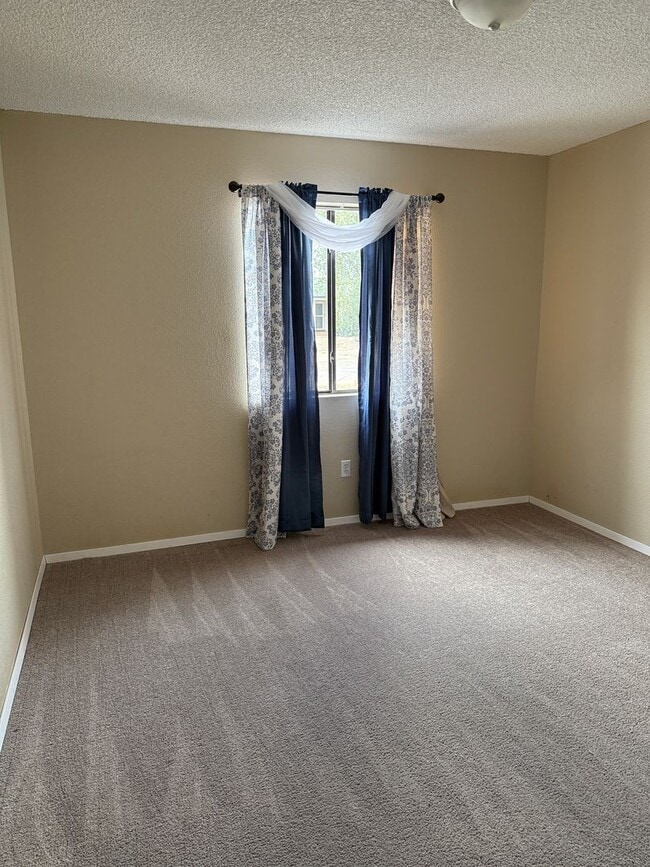 Building Photo - Centrally located home