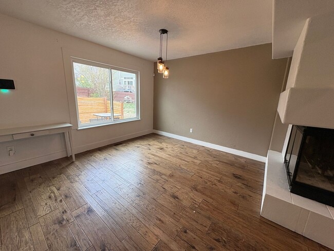 Building Photo - Beautiful 4 Bed 4 Bath Home in Lorson Ranch!!!