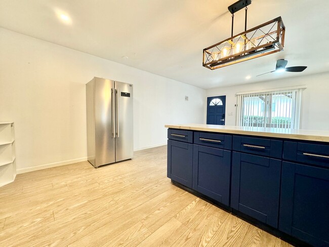 Building Photo - Beautifully Remodeled 2Bd/1BaCondo With Co...