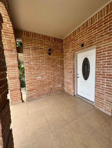 Building Photo - 1110 W Gardenia Ave