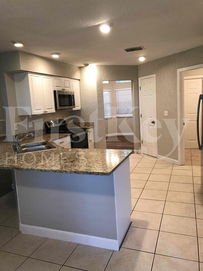 Building Photo - 2224 Palmview Cir E