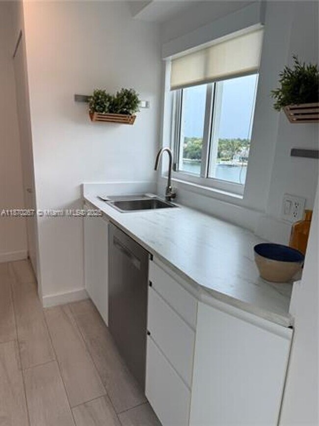 Building Photo - 5900 Collins Ave