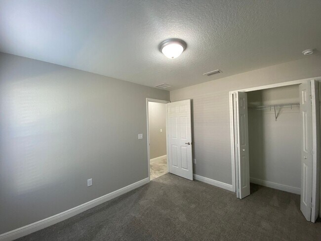 Building Photo - 14902 Southwest 24 Circle