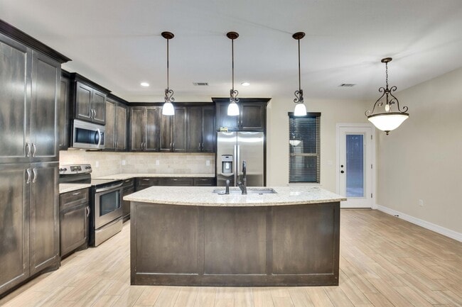 Building Photo - 118 N Buckhorn Dr