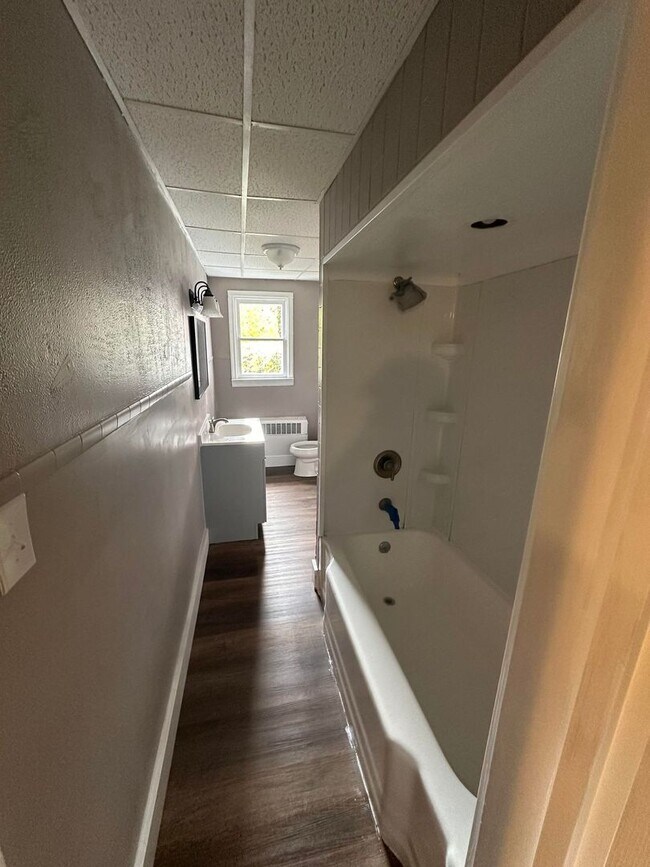 Building Photo - 3 bed, 1 bath apartment in lansfod