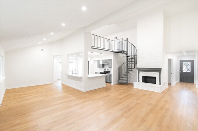 Building Photo - 15707 Amapola Dr