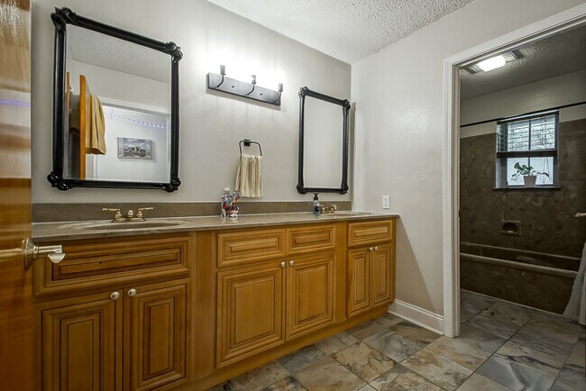 Building Photo - 12723 Pleasant Ridge Dr