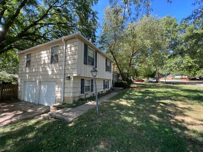 Building Photo - Ready for immediate move-in!