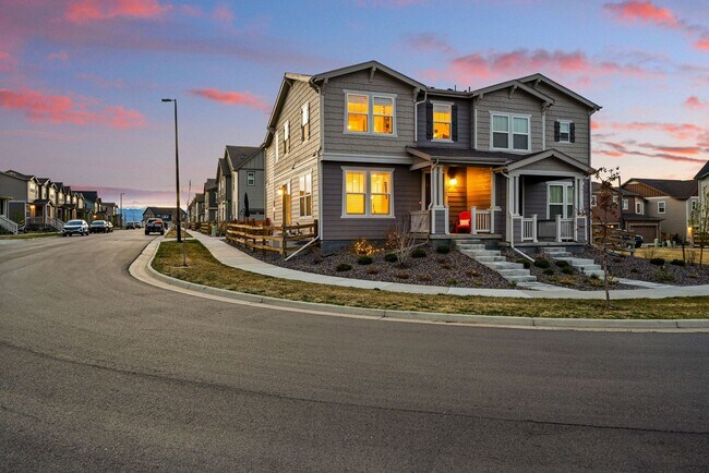 Building Photo - Spacious 3BR/3BA Townhome-Available NOW! $...