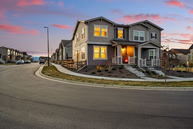 Building Photo - Spacious 3BR/3BA Townhome-Available NOW!