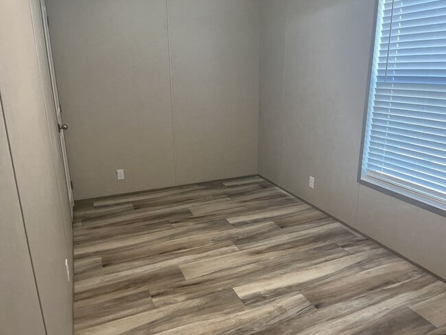 Building Photo - 216 Redwood Dr