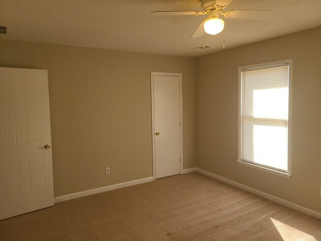 Building Photo - 8010 Woodlake Dr
