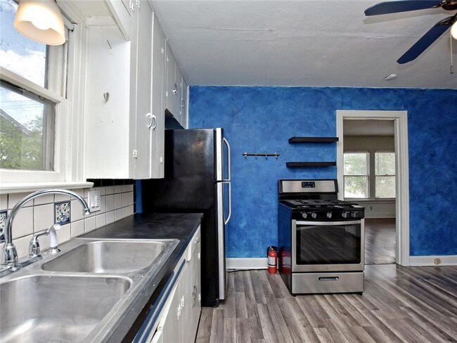 Building Photo - CHARM and LOCATION!