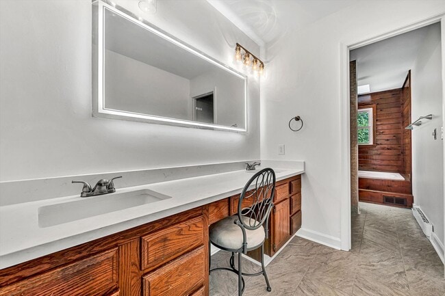 Building Photo - Beautiful home in Chestnut Creek