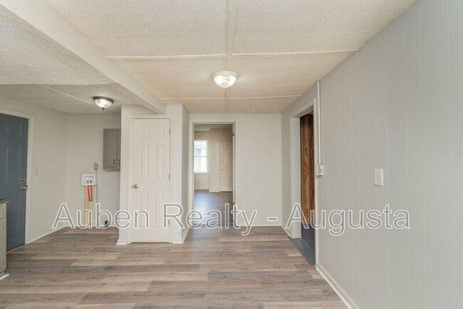 Building Photo - 2024 Clark St