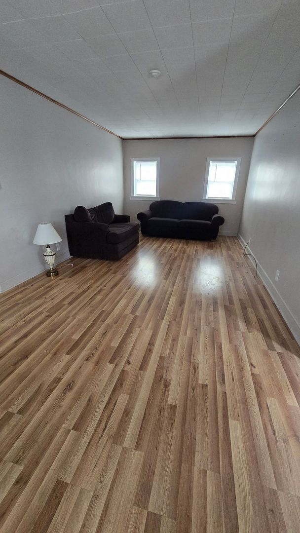 Building Photo - Spacious 2 Bedroom - 1 Bath, Enclosed porch and provided Washer/Dryer!