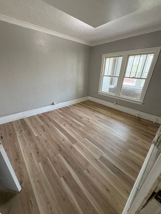 Building Photo - 805 W 4th St