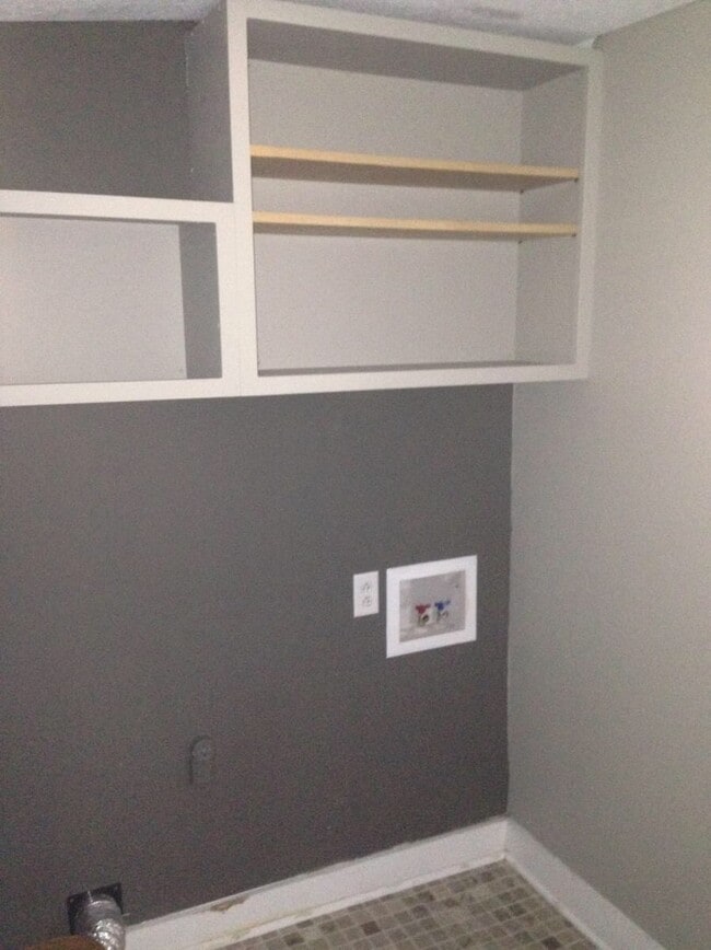 Building Photo - 2 bedroom 1 bathroom home located in Glenn...