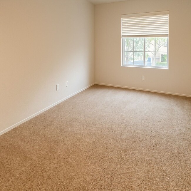Building Photo - Beautifully Updated 3 Bed/3 Bath Townhouse...