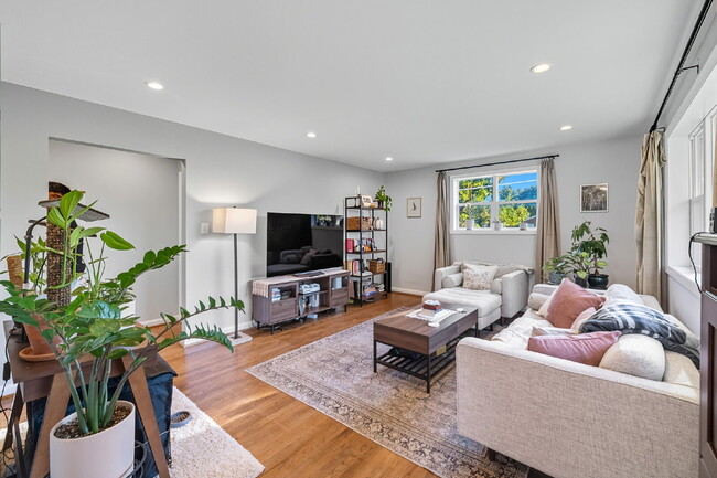 Building Photo - Convenient, Affordable and Updated!!.... Fenced 1/4 acre Yard, 3BR and walk-out basement.... Pets...