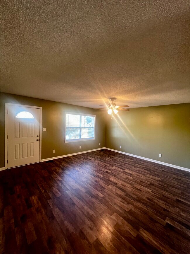 Building Photo - 712 Richmond Ave