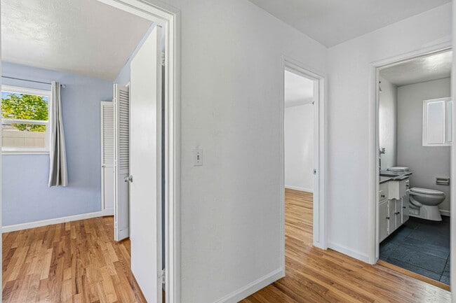 Building Photo - 1415 W Roseburg Ave