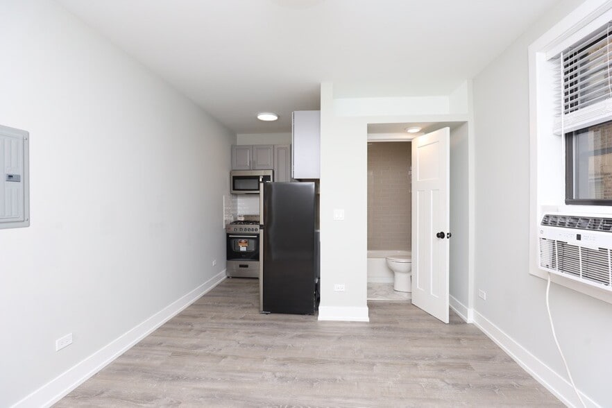 Building Photo - 510 W Belmont Ave