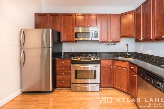 Building Photo - 1 Bed/1 Bath off 14th St NW!