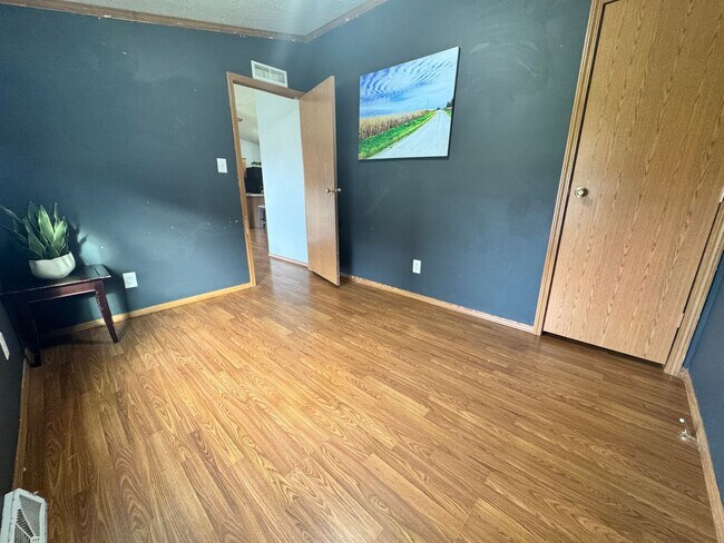 Building Photo - 215 Greenbush Dr