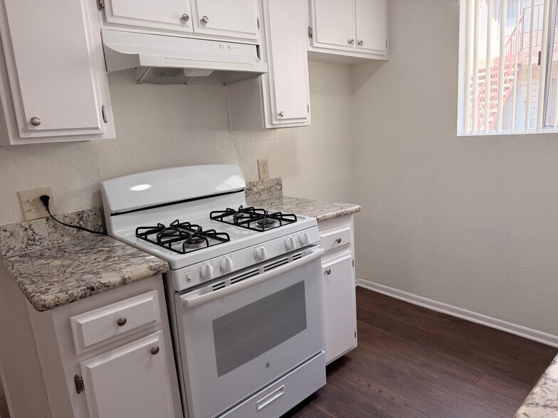 Building Photo - 24851 Walnut St