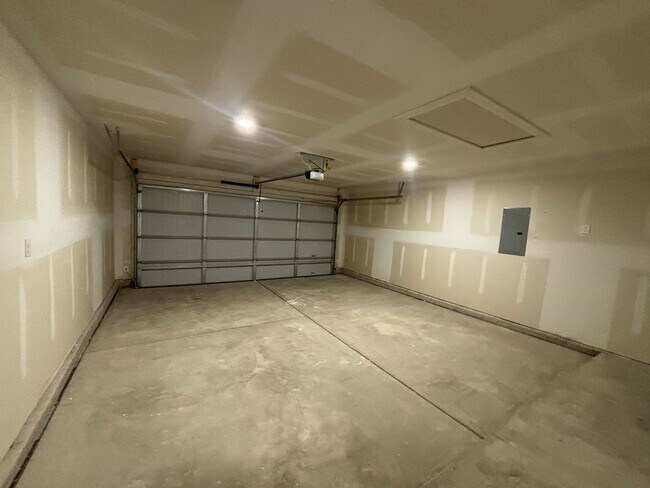 Building Photo - Pre leasing for July, Bell farms!