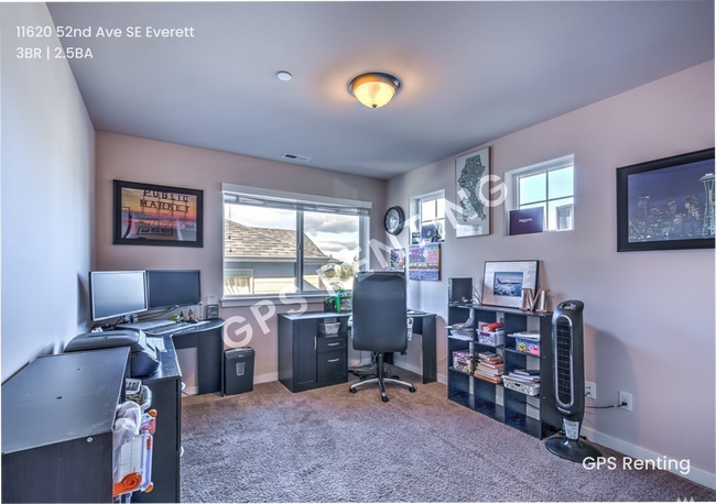 Building Photo - Stylish And Sleek Everett Home On A Quiet ...