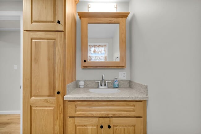 Building Photo - Fully Furnished Bright & Comfortable 1-Bedroom Cottage Available for Rent