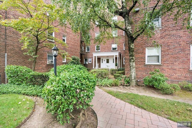 Building Photo - 326 Bridge Plaza N