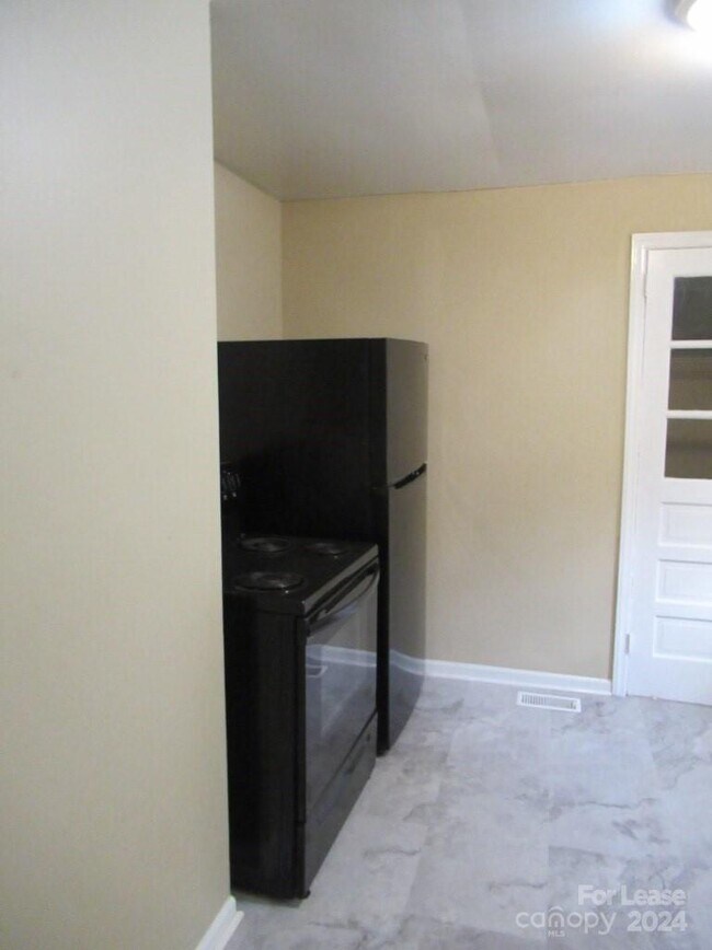 Building Photo - 421 Jennings St