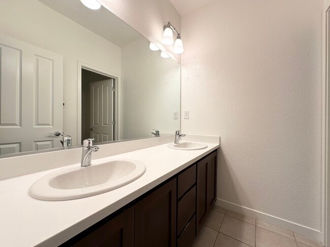 Building Photo - 1008 Oakbriar Cir