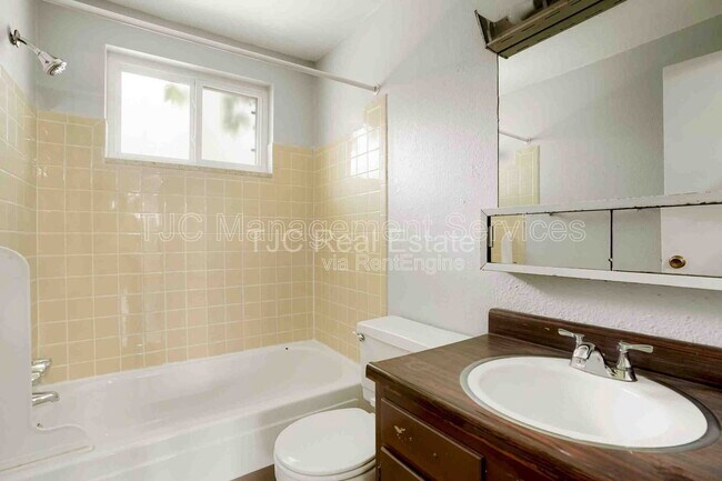 Building Photo - 1138 Corona St