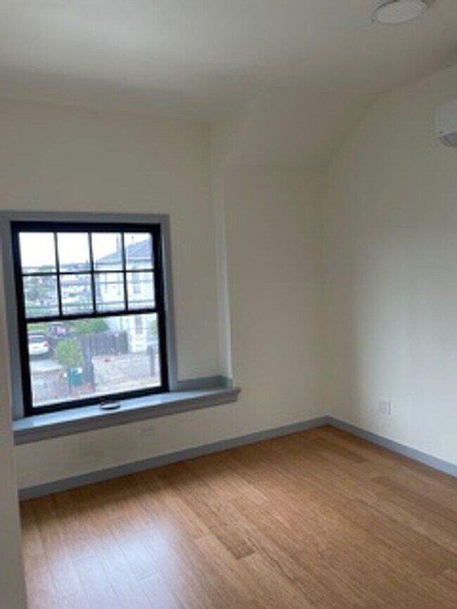 Building Photo - Please call Shami at (415) 225-2543 to sch...