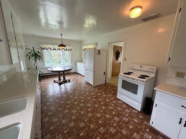 Building Photo - Wonderful Empire Grade Home