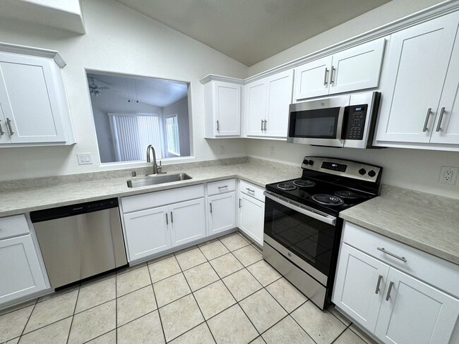 Building Photo - Beautiful Remodeled 3 bed, 2 bath home in convenient El Mirage neighborhood!