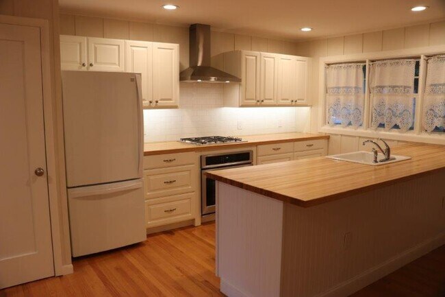 Building Photo - 300 Caroline St