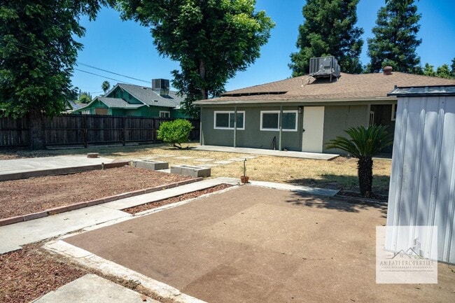 Building Photo - 1136 E Griffith Way