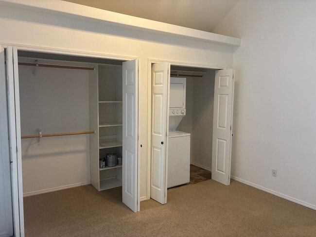 Building Photo - Townhome in CDA!