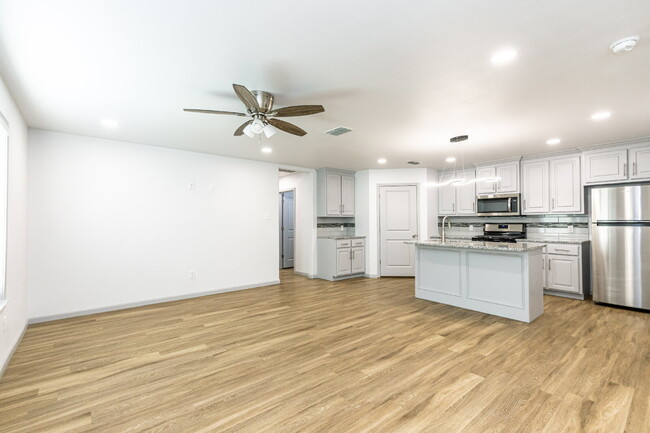 Building Photo - Luxurious Townhome Located In Lincoln 16!