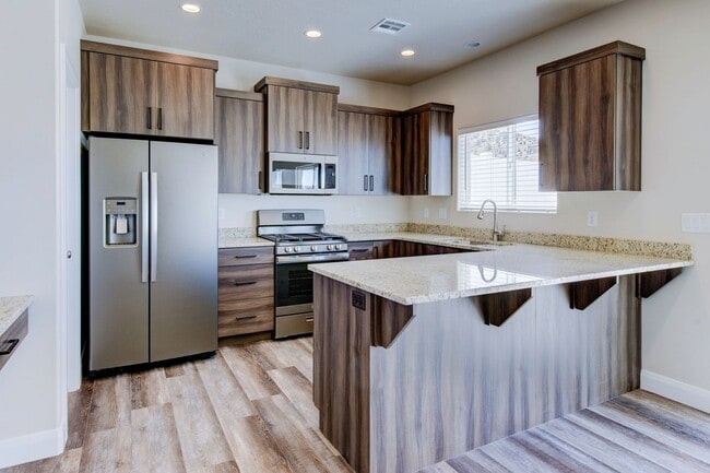 Building Photo - Newer 3 bedroom 2.5 bathroom townhome in Cedar City!